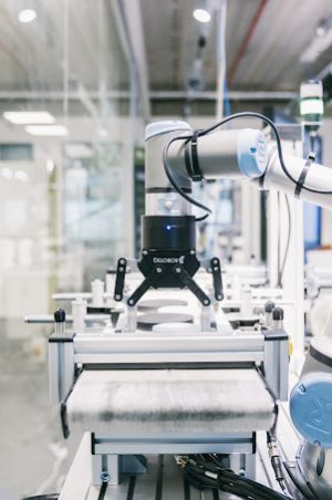 Mechanischer Roboter Arm in der Forschung des EICe am Campus Melaten